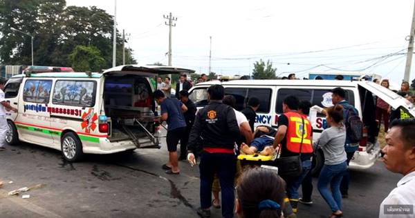 รถบัสชนกระบะ รถบัสชนกระบะ