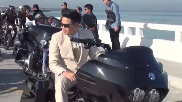 เจ้าบ่าวพร้อมเพื่อน ๆ ขี่รถฮาร์ลีย์ รอบเมืองชลบุรี เจ้าบ่าวพร้อมเพื่อน ๆ ขี่รถฮาร์ลีย์ รอบเมืองชลบุรี