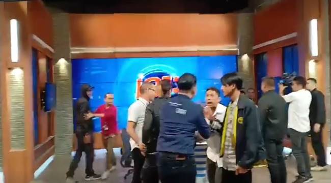 ปู่มหามุนี เปิดศึกไฝว้ บี ฟักโกสต์ ปู่มหามุนี เปิดศึกไฝว้ บี ฟักโกสต์