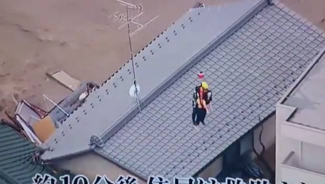 2 ชาวญี่ปุ่นหนีน้ำท่วมขึ้นหลังคา 2 ชาวญี่ปุ่นหนีน้ำท่วมขึ้นหลังคา