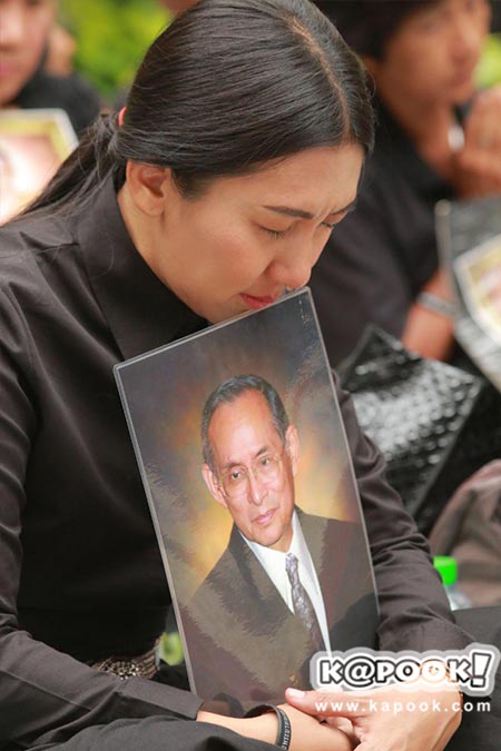 นาทีแห่งความเศร้า พสกนิกรชาวไทย สงบนิ่ง 89 วินาที แสดงความอาลัยถวายในหลวง ร.9 นาทีแห่งความเศร้า พสกนิกรชาวไทย สงบนิ่ง 89 วินาที แสดงความอาลัยถวายในหลวง ร.9