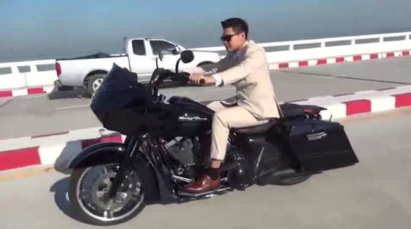 เจ้าบ่าวพร้อมเพื่อน ๆ ขี่รถฮาร์ลีย์ รอบเมืองชลบุรี เจ้าบ่าวพร้อมเพื่อน ๆ ขี่รถฮาร์ลีย์ รอบเมืองชลบุรี