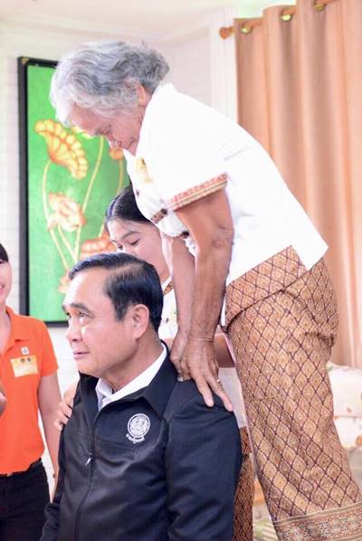 บิ๊กตู่ คุยกับไก่เหลืองหางขาว บิ๊กตู่ คุยกับไก่เหลืองหางขาว