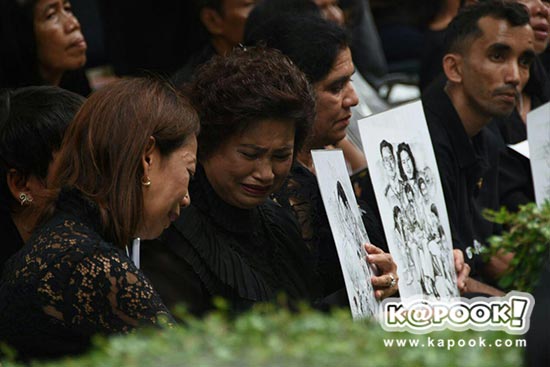 นาทีแห่งความเศร้า พสกนิกรชาวไทย ยืนสงบนิ่ง 89 วินาที แสดงความอาลัยถวาย ร.9 นาทีแห่งความเศร้า พสกนิกรชาวไทย ยืนสงบนิ่ง 89 วินาที แสดงความอาลัยถวาย ร.9