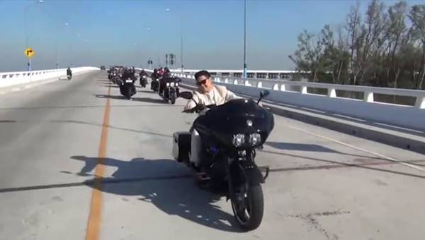 เจ้าบ่าวพร้อมเพื่อน ๆ ขี่รถฮาร์ลีย์ รอบเมืองชลบุรี เจ้าบ่าวพร้อมเพื่อน ๆ ขี่รถฮาร์ลีย์ รอบเมืองชลบุรี