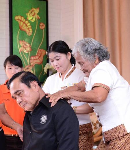 บิ๊กตู่ คุยกับไก่เหลืองหางขาว บิ๊กตู่ คุยกับไก่เหลืองหางขาว