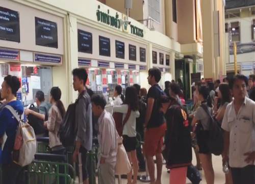 หัวลำโพงคนยังแน่น ต่อคิวซื้อตั๋วกลับบ้าน-เที่ยวสงกรานต์ ต่อเนื่อง หัวลำโพงคนยังแน่น ต่อคิวซื้อตั๋วกลับบ้าน-เที่ยวสงกรานต์ ต่อเนื่อง