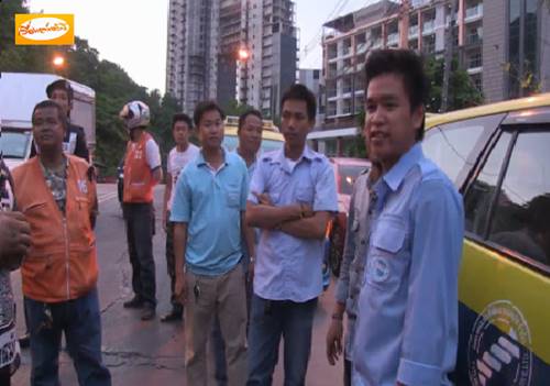 แก๊งแท็กซี่พัทยาเดือด รวมตัวกว่า 20 คัน ล้อมรถเก๋งรับลูกค้าต่างชาติ-เข้าใจผิดคิดว่าอูเบอร์ แก๊งแท็กซี่พัทยาเดือด รวมตัวกว่า 20 คัน ล้อมรถเก๋งรับลูกค้าต่างชาติ-เข้าใจผิดคิดว่าอูเบอร์