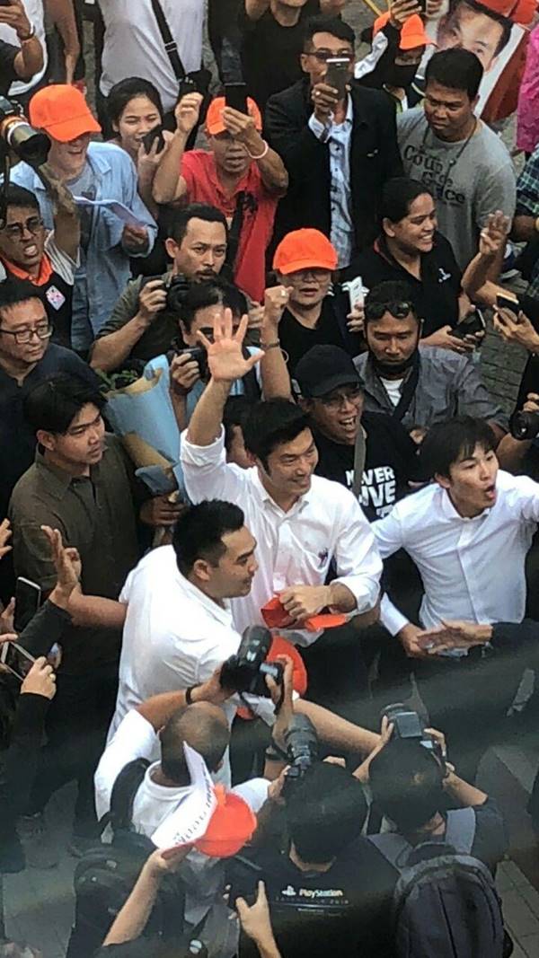 ธนาธร นัดชุมนุม ธนาธร นัดชุมนุม