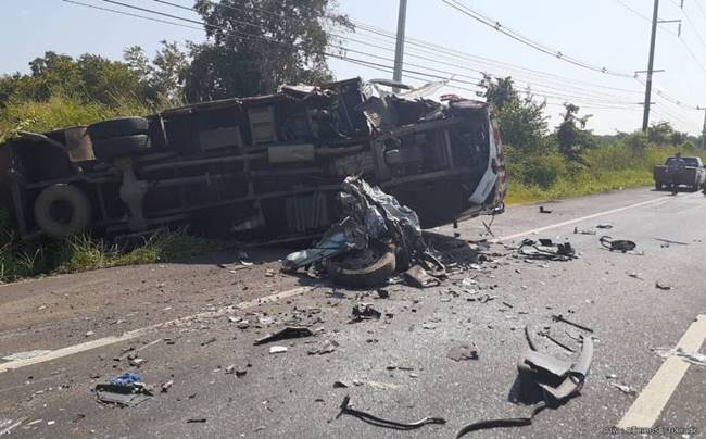 รถตู้ชนรถบรรทุก รถตู้ชนรถบรรทุก