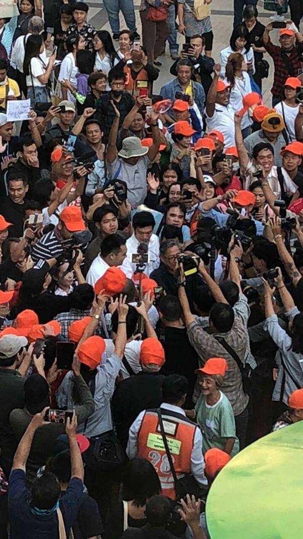 ธนาธร นัดชุมนุม ธนาธร นัดชุมนุม