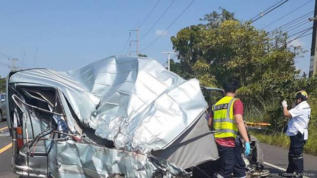 รถตู้ชนรถบรรทุก รถตู้ชนรถบรรทุก