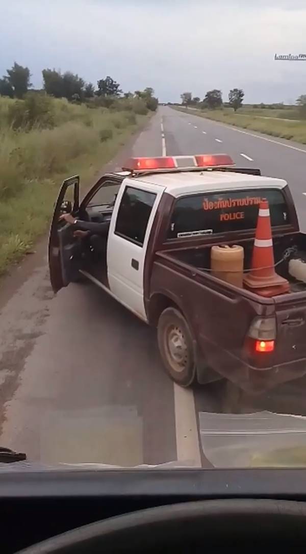 ตำรวจครึ่งท่อน สวมรองเท้าแตะ ตำรวจครึ่งท่อน สวมรองเท้าแตะ