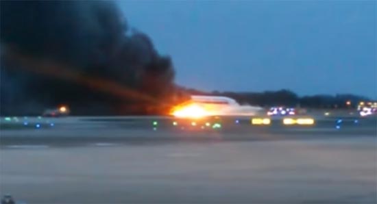 ระทึก ! เครื่องบินสิงคโปร์แอร์ไลน์สลุกเป็นไฟ ขณะแลนดิ้งฉุกเฉิน ระทึก ! เครื่องบินสิงคโปร์แอร์ไลน์สลุกเป็นไฟ ขณะแลนดิ้งฉุกเฉิน