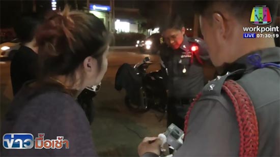 สาวเมาปลิ้น เป่าแอลกอฮอล์พุ่ง 201 ไม่วายกอดแขน-โอบคอตำรวจแนบแน่น สาวเมาปลิ้น เป่าแอลกอฮอล์พุ่ง 201 ไม่วายกอดแขน-โอบคอตำรวจแนบแน่น