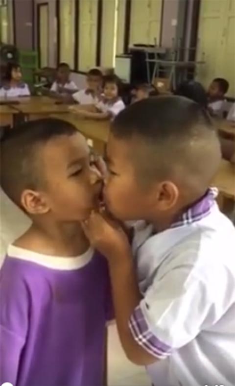 คลิปหนูน้อยร้องไห้สำนึกผิดขอโทษเพื่อน...แต่ทำไมดูแล้วฮาหนักมาก คลิปหนูน้อยร้องไห้สำนึกผิดขอโทษเพื่อน...แต่ทำไมดูแล้วฮาหนักมาก