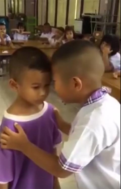 คลิปหนูน้อยร้องไห้สำนึกผิดขอโทษเพื่อน...แต่ทำไมดูแล้วฮาหนักมาก คลิปหนูน้อยร้องไห้สำนึกผิดขอโทษเพื่อน...แต่ทำไมดูแล้วฮาหนักมาก