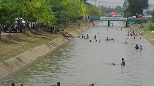 ถนนข้าวสุก อ่างทอง ยกเลิกเล่นน้ำสงกรานต์ หลังน้ำแห้งขอด แล้งหนักมาก ถนนข้าวสุก อ่างทอง ยกเลิกเล่นน้ำสงกรานต์ หลังน้ำแห้งขอด แล้งหนักมาก