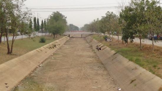 ถนนข้าวสุก อ่างทอง ยกเลิกเล่นน้ำสงกรานต์ หลังน้ำแห้งขอด แล้งหนักมาก ถนนข้าวสุก อ่างทอง ยกเลิกเล่นน้ำสงกรานต์ หลังน้ำแห้งขอด แล้งหนักมาก