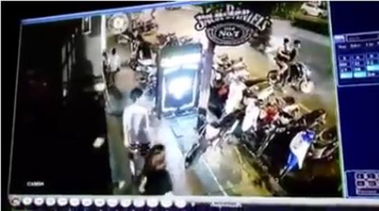 ระอุโซเชียล ! เที่ยวผับบางแสน ถูกเจ้าของร้านและลูกน้องรุมสกรัม เย็บ 16 เข็ม ระอุโซเชียล ! เที่ยวผับบางแสน ถูกเจ้าของร้านและลูกน้องรุมสกรัม เย็บ 16 เข็ม