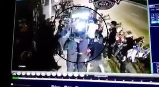 ระอุโซเชียล ! เที่ยวผับบางแสน ถูกเจ้าของร้านและลูกน้องรุมสกรัม เย็บ 16 เข็ม ระอุโซเชียล ! เที่ยวผับบางแสน ถูกเจ้าของร้านและลูกน้องรุมสกรัม เย็บ 16 เข็ม