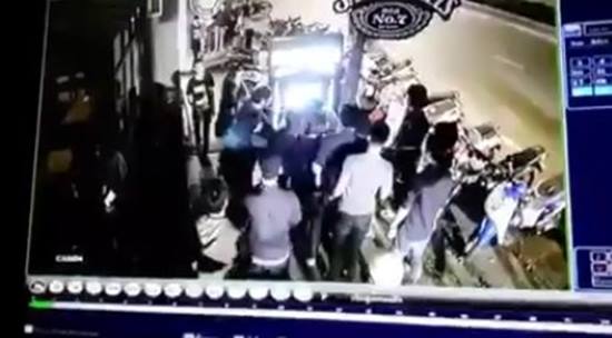 ระอุโซเชียล ! เที่ยวผับบางแสน ถูกเจ้าของร้านและลูกน้องรุมสกรัม เย็บ 16 เข็ม ระอุโซเชียล ! เที่ยวผับบางแสน ถูกเจ้าของร้านและลูกน้องรุมสกรัม เย็บ 16 เข็ม