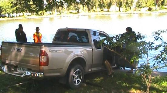 หวิดสลด ! ปล่อยเด็ก 6 ขวบ อยู่ลำพังในรถ ปลดเบรกมือเกือบไหลตกน้ำ หวิดสลด ! ปล่อยเด็ก 6 ขวบ อยู่ลำพังในรถ ปลดเบรกมือเกือบไหลตกน้ำ