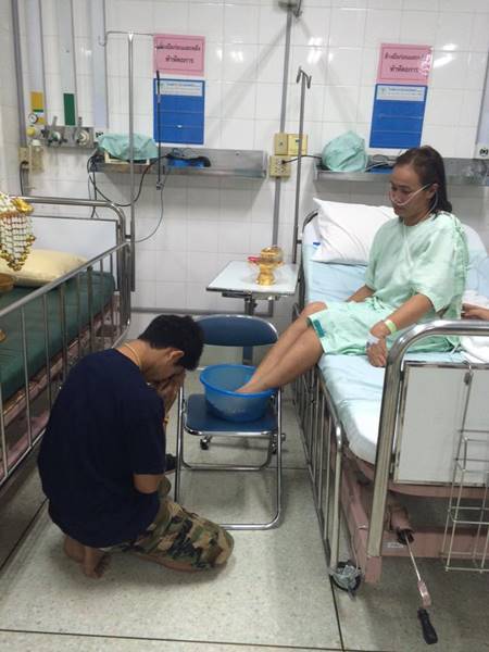 คลิปซึ้ง..ลูกชายขอขมาแม่ที่นอนป่วยโรงพยาบาล ก่อนลาบวช หวังแม่หายป่วย คลิปซึ้ง..ลูกชายขอขมาแม่ที่นอนป่วยโรงพยาบาล ก่อนลาบวช หวังแม่หายป่วย