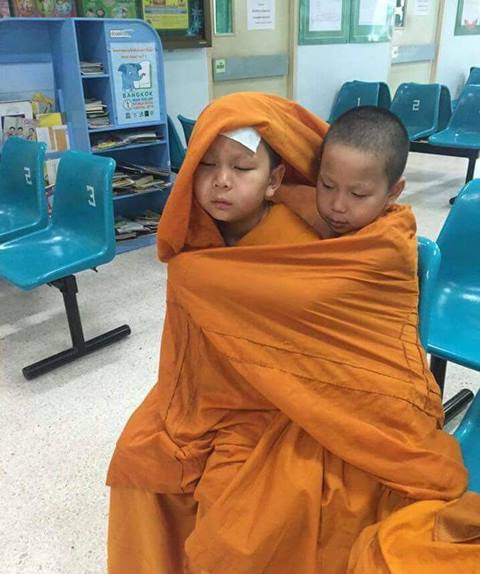 ประทับใจ สามเณรใช้จีวรห่มให้พี่ชายที่ป่วย ความรักที่สื่อได้แม้ไม่ต้องพูด ประทับใจ สามเณรใช้จีวรห่มให้พี่ชายที่ป่วย ความรักที่สื่อได้แม้ไม่ต้องพูด