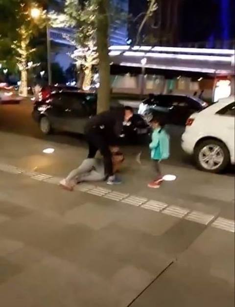 ชาวเน็ตจีนเดือด จวกยับคลิปชายถ่อยตื้บเมียเละ ต่อหน้าลูกสาว-คนอีกนับสิบ ชาวเน็ตจีนเดือด จวกยับคลิปชายถ่อยตื้บเมียเละ ต่อหน้าลูกสาว-คนอีกนับสิบ