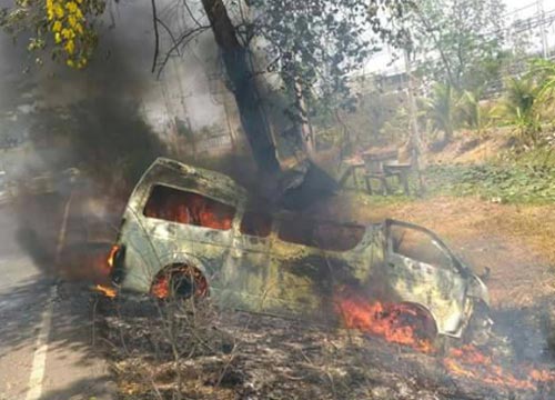 รถตู้โดยสารซิ่งชนต้นไม้ ไฟลุกไหม้ย่างสด 4 ศพ-เจ็บอีก 6 ราย รถตู้โดยสารซิ่งชนต้นไม้ ไฟลุกไหม้ย่างสด 4 ศพ-เจ็บอีก 6 ราย