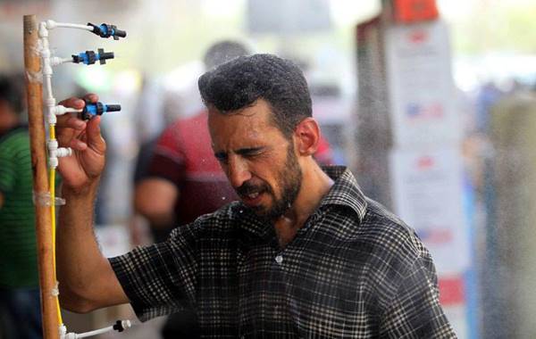 อิรักร้อนทะลุ 53 องศา ชาวเมืองทนไม่ไหวต้องเปิดน้ำฝักบัวกันข้างถนน อิรักร้อนทะลุ 53 องศา ชาวเมืองทนไม่ไหวต้องเปิดน้ำฝักบัวกันข้างถนน