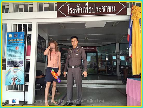 ฝรั่งกุมขมับ ! ตำรวจรวบตัวข้อหาถอดเสื้อเล่นสงกรานต์ เจอปรับไป 100 บาท ฝรั่งกุมขมับ ! ตำรวจรวบตัวข้อหาถอดเสื้อเล่นสงกรานต์ เจอปรับไป 100 บาทฝรั่งกุมขมับ ! ตำรวจรวบตัวข้อหาถอดเสื้อเล่นสงกรานต์ เจอปรับไป 100 บาท