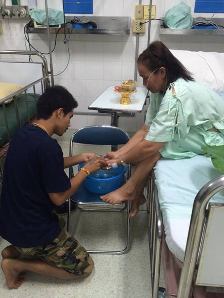 คลิปซึ้ง..ลูกชายขอขมาแม่ที่นอนป่วยโรงพยาบาล ก่อนลาบวช หวังแม่หายป่วย คลิปซึ้ง..ลูกชายขอขมาแม่ที่นอนป่วยโรงพยาบาล ก่อนลาบวช หวังแม่หายป่วย