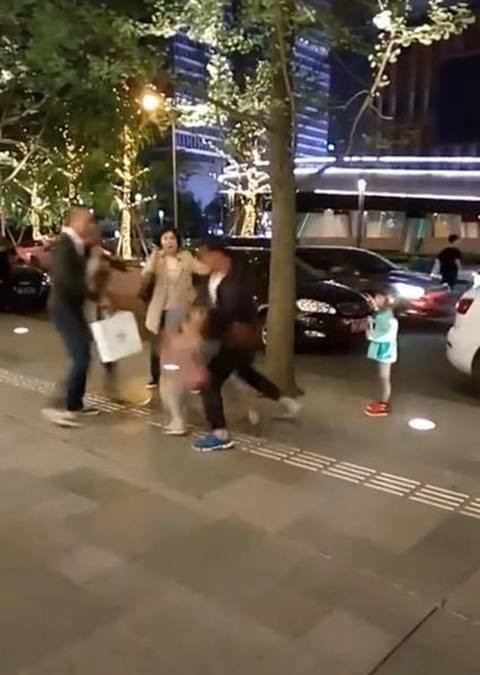 ชาวเน็ตจีนเดือด จวกยับคลิปชายถ่อยตื้บเมียเละ ต่อหน้าลูกสาว-คนอีกนับสิบ ชาวเน็ตจีนเดือด จวกยับคลิปชายถ่อยตื้บเมียเละ ต่อหน้าลูกสาว-คนอีกนับสิบ