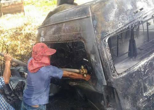 รถตู้โดยสารซิ่งชนต้นไม้ ไฟลุกไหม้ย่างสด 4 ศพ-เจ็บอีก 6 ราย รถตู้โดยสารซิ่งชนต้นไม้ ไฟลุกไหม้ย่างสด 4 ศพ-เจ็บอีก 6 ราย