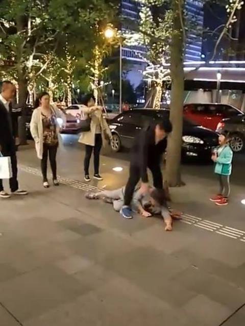 ชาวเน็ตจีนเดือด จวกยับคลิปชายถ่อยตื้บเมียเละ ต่อหน้าลูกสาว-คนอีกนับสิบ ชาวเน็ตจีนเดือด จวกยับคลิปชายถ่อยตื้บเมียเละ ต่อหน้าลูกสาว-คนอีกนับสิบ