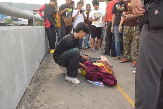 ดุเดือด อาชีวะยกพวกตีกันป้ายรถเมล์ รังสิต คนหนีกระเจิง-โดนฟันเลือดอาบ ดุเดือด อาชีวะยกพวกตีกันป้ายรถเมล์ รังสิต คนหนีกระเจิง-โดนฟันเลือดอาบ