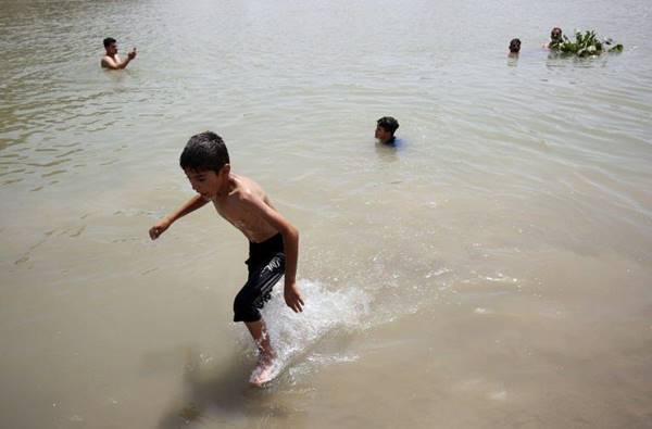 อิรักร้อนทะลุ 53 องศา ชาวเมืองทนไม่ไหวต้องเปิดน้ำฝักบัวกันข้างถนน อิรักร้อนทะลุ 53 องศา ชาวเมืองทนไม่ไหวต้องเปิดน้ำฝักบัวกันข้างถนน