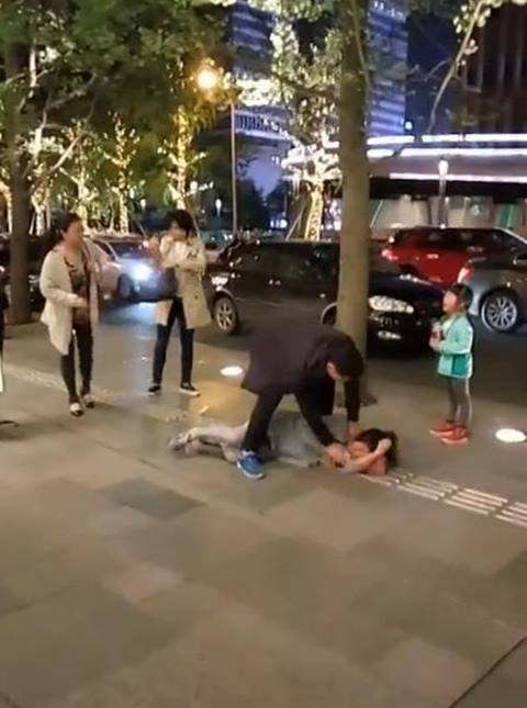 ชาวเน็ตจีนเดือด จวกยับคลิปชายถ่อยตื้บเมียเละ ต่อหน้าลูกสาว-คนอีกนับสิบ ชาวเน็ตจีนเดือด จวกยับคลิปชายถ่อยตื้บเมียเละ ต่อหน้าลูกสาว-คนอีกนับสิบ