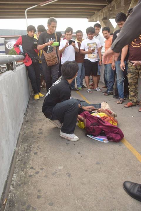 ดุเดือด อาชีวะยกพวกตีกันป้ายรถเมล์ รังสิต คนหนีกระเจิง-โดนฟันเลือดอาบ ดุเดือด อาชีวะยกพวกตีกันป้ายรถเมล์ รังสิต คนหนีกระเจิง-โดนฟันเลือดอาบ