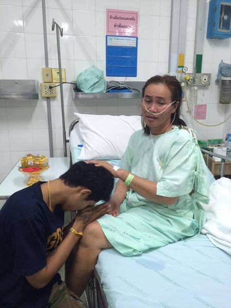 คลิปซึ้ง..ลูกชายขอขมาแม่ที่นอนป่วยโรงพยาบาล ก่อนลาบวช หวังแม่หายป่วย คลิปซึ้ง..ลูกชายขอขมาแม่ที่นอนป่วยโรงพยาบาล ก่อนลาบวช หวังแม่หายป่วย