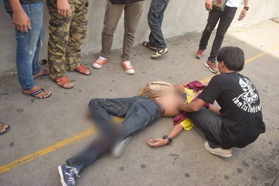 ดุเดือด อาชีวะยกพวกตีกันป้ายรถเมล์ รังสิต คนหนีกระเจิง-โดนฟันเลือดอาบ ดุเดือด อาชีวะยกพวกตีกันป้ายรถเมล์ รังสิต คนหนีกระเจิง-โดนฟันเลือดอาบ