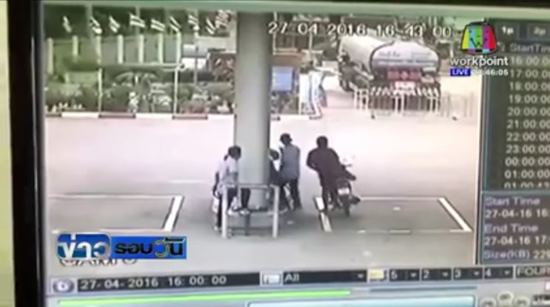 หวิดตายหมู่ ! เด็กปั๊มเล่นมือถือ ไฟลุกพรึ่บไหม้หัวจ่าย-มอเตอร์ไซค์ลูกค้า หวิดตายหมู่ ! เด็กปั๊มเล่นมือถือ ไฟลุกพรึ่บไหม้หัวจ่าย-มอเตอร์ไซค์ลูกค้า