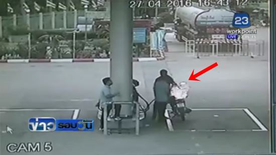 หวิดตายหมู่ ! เด็กปั๊มเล่นมือถือ ไฟลุกพรึ่บไหม้หัวจ่าย-มอเตอร์ไซค์ลูกค้า หวิดตายหมู่ ! เด็กปั๊มเล่นมือถือ ไฟลุกพรึ่บไหม้หัวจ่าย-มอเตอร์ไซค์ลูกค้า