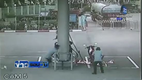 หวิดตายหมู่ ! เด็กปั๊มเล่นมือถือ ไฟลุกพรึ่บไหม้หัวจ่าย-มอเตอร์ไซค์ลูกค้า หวิดตายหมู่ ! เด็กปั๊มเล่นมือถือ ไฟลุกพรึ่บไหม้หัวจ่าย-มอเตอร์ไซค์ลูกค้า