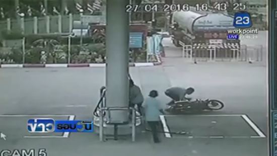 หวิดตายหมู่ ! เด็กปั๊มเล่นมือถือ ไฟลุกพรึ่บไหม้หัวจ่าย-มอเตอร์ไซค์ลูกค้า หวิดตายหมู่ ! เด็กปั๊มเล่นมือถือ ไฟลุกพรึ่บไหม้หัวจ่าย-มอเตอร์ไซค์ลูกค้า