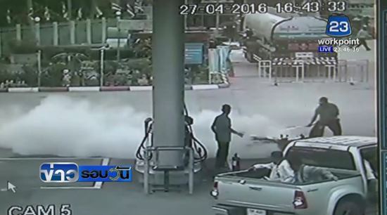 หวิดตายหมู่ ! เด็กปั๊มเล่นมือถือ ไฟลุกพรึ่บไหม้หัวจ่าย-มอเตอร์ไซค์ลูกค้า หวิดตายหมู่ ! เด็กปั๊มเล่นมือถือ ไฟลุกพรึ่บไหม้หัวจ่าย-มอเตอร์ไซค์ลูกค้า