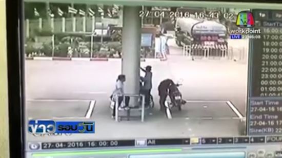 หวิดตายหมู่ ! เด็กปั๊มเล่นมือถือ ไฟลุกพรึ่บไหม้หัวจ่าย-มอเตอร์ไซค์ลูกค้า หวิดตายหมู่ ! เด็กปั๊มเล่นมือถือ ไฟลุกพรึ่บไหม้หัวจ่าย-มอเตอร์ไซค์ลูกค้า