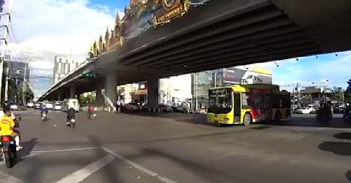 คลิปรถเมล์ ปอ.33 ฝ่าไฟแดง คลิปรถเมล์ ปอ.33 ฝ่าไฟแดง